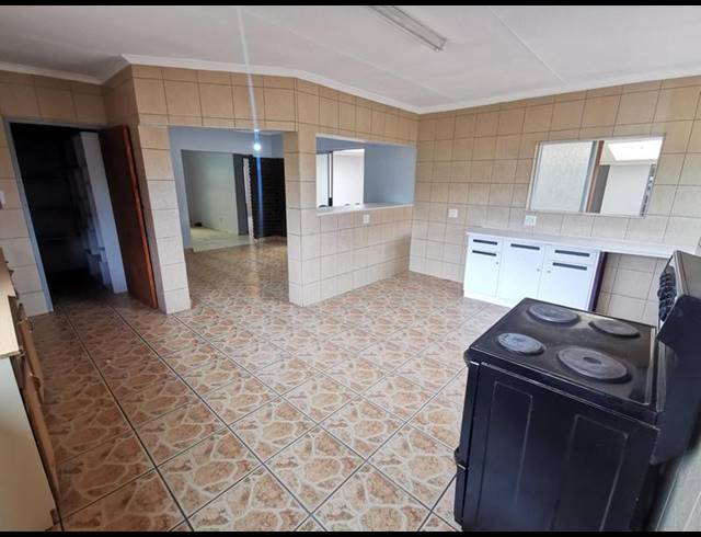 6 BEDROOM HOUSE FOR SALE IN RIVERSDALE